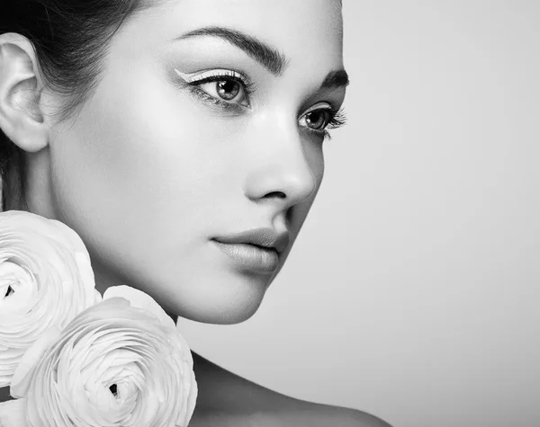 Portrait of beautiful young woman with flowers — Stock Photo, Image