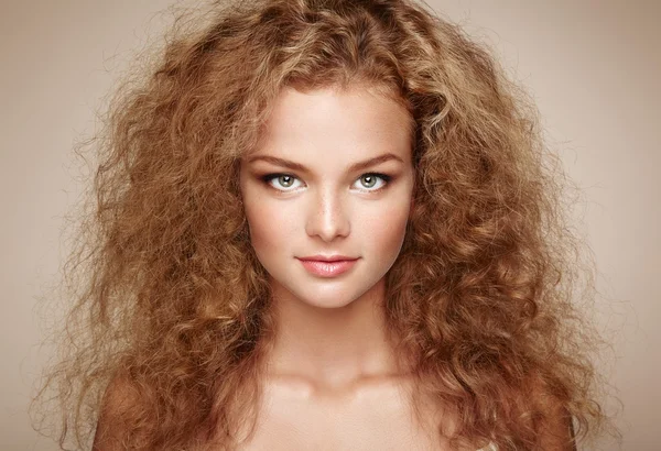 Zarif saç modeli olan güzel kadın moda portre — Stok fotoğraf