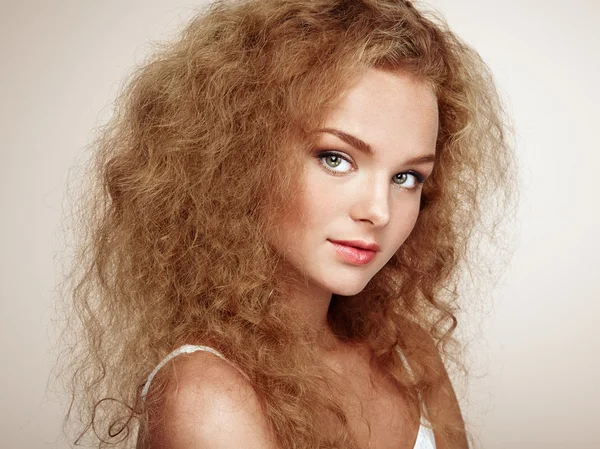 Portrait de mode de jeune belle femme avec une coiffure élégante — Photo