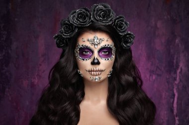Kırmızı arka planda şeker kafatası makyajı olan bir kadının portresi. Cadılar Bayramı kostümü ve makyaj. Calavera Catrina 'nın Portresi