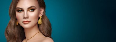 Mükemmel makyajlı esmer kız. Kıvırcık saçlı güzel bir model kadın. Bakım ve güzellik ürünleri. Modaya uygun altın makyajlı bayan. Koyu mavi arka planda mücevherleri olan bir model