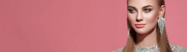 Портрет Красивая Женщина Драгоценностями Брюнетка Длинными Гладкими Волосами Красота Ресницы — стоковое фото