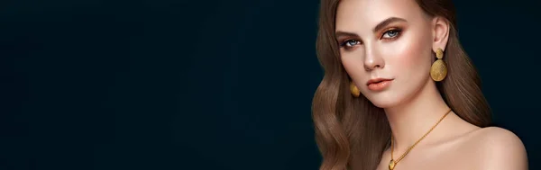 Bruneta Dívka Perfektní Make Krásná Modelka Kudrnatým Účesem Péče Kosmetické — Stock fotografie
