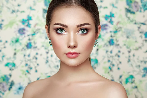 Portret Młodej Pięknej Kobiety Tle Kwiatów Zdjęcie Mody Biżuteria Fryzura — Zdjęcie stockowe