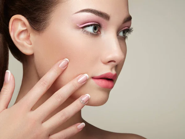 Mujer Morena Belleza Con Maquillaje Perfecto Labios Uñas Rosadas Cejas —  Fotos de Stock