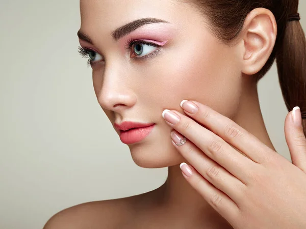 Mujer Morena Belleza Con Maquillaje Perfecto Labios Uñas Rosadas Cejas — Foto de Stock