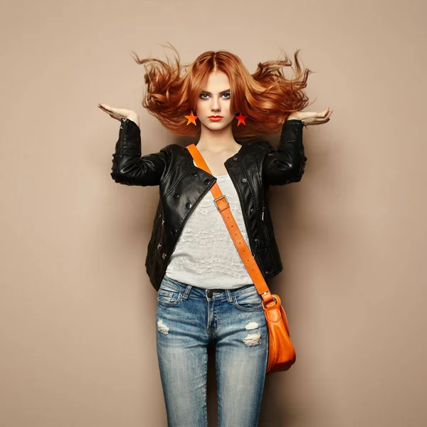 赤い髪の美しい若い女性のファッションの肖像画 ブラウスとジーンズの女の子 ジュエリーとヘアスタイル ハンドバッグを持つ女の子 — ストック写真