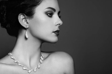 Mücevherli güzel bir kadının moda portresi. Esmer kız. Mükemmel bir makyaj. Elmas aksesuarlı güzel bir kadın.