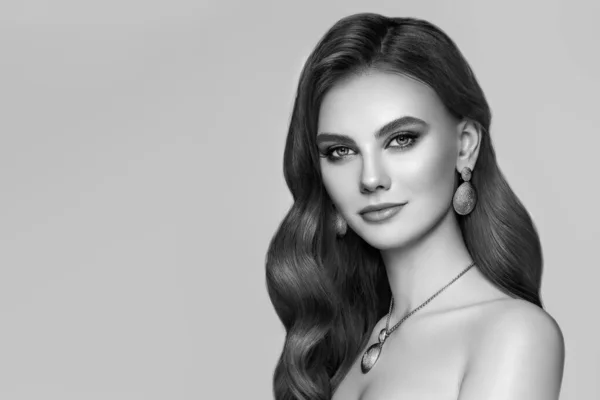 Brunett Tjej Med Perfekt Makeup Vacker Modell Kvinna Med Lockig — Stockfoto
