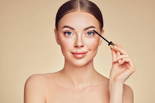 Mujer Belleza Aplicando Rímel Negro Las Pestañas Con Cepillo Maquillaje — Foto de Stock