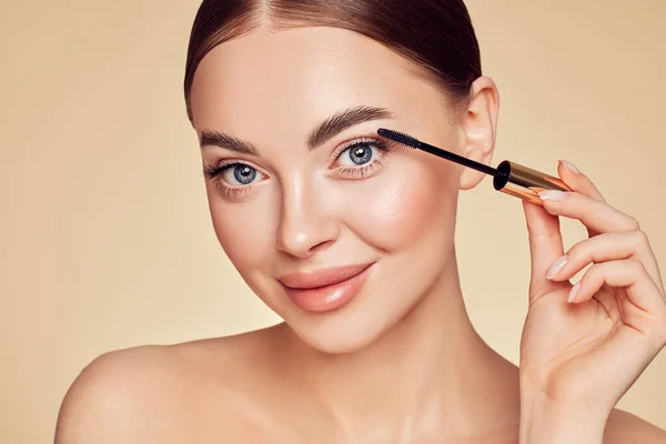 Beauté Femme Appliquant Mascara Noir Sur Les Cils Avec Pinceau — Photo