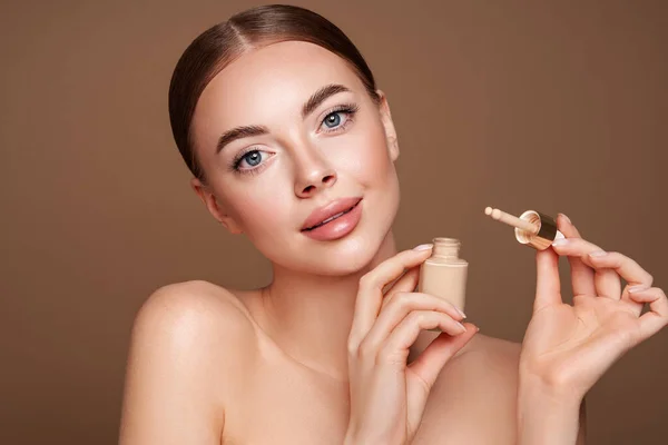 Retrato Bela Jovem Com Pele Limpa Fresca Modelo Com Garrafa — Fotografia de Stock