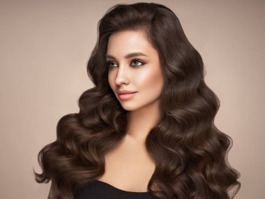 Mükemmel makyajlı esmer kız. Uzun kıvırcık saçlı, gülümseyen güzel model kadın. Bakım ve güzellik saç ürünleri.