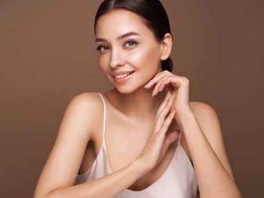 Temiz tenli güzel bir genç kadın portresi. Sağlıklı ciltli bir model, yakın portre. Kozmetik, güzellik ve kaplıca