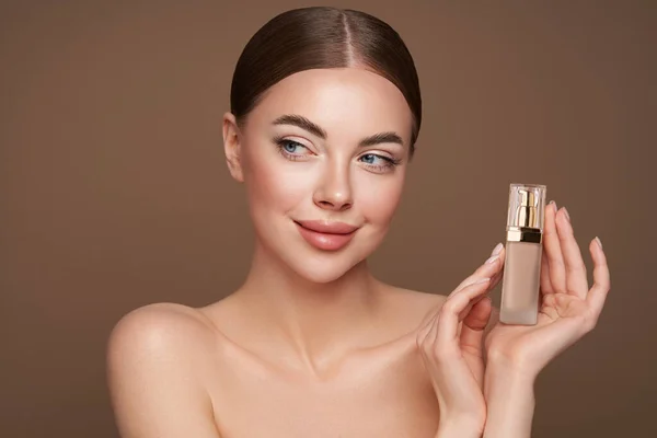 Portret Pięknej Młodej Kobiety Czystą Świeżą Skórą Model Butelką Makijażu — Zdjęcie stockowe