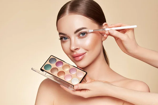 Makeup Artist Tillämpar Ögonskugga Vackert Kvinnoansikte Perfekt Makeup Sminkningar Skönhetstjej — Stockfoto