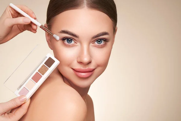 Make Artist Brengt Eye Shadow Aan Mooi Vrouwengezicht Perfecte Make — Stockfoto