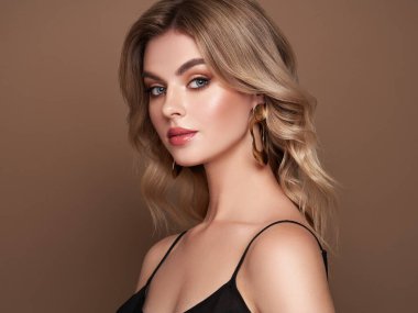 Parlak dalgalı sarı saçlı güzel bir genç kadın. Sağlıklı ciltli bir model, yakın portre. Kozmetik, güzellik ve kaplıca