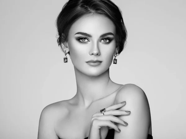 Portret Pięknej Kobiety Biżuterią Modelka Manicure Paznokciach Piękno Akcesoria Czarno — Zdjęcie stockowe