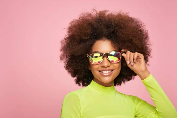 Retrato Belleza Chica Afroamericana Gafas Sol Holográficas Colores Hermosa Mujer — Foto de Stock