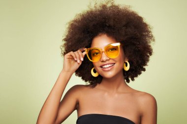 Siyah güneş gözlüklü Afrikalı Amerikalı bir kızın güzel portresi. Güzel siyah kadın. Kozmetik, makyaj ve moda