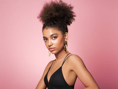 Afro saçlı Afrikalı Amerikalı bir kızın güzel portresi. Güzel siyah kadın. Kozmetik, makyaj ve moda