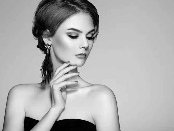 Portrét Krásná Žena Šperky Modelka Manikúrou Nehtech Elegantní Účes Make — Stock fotografie