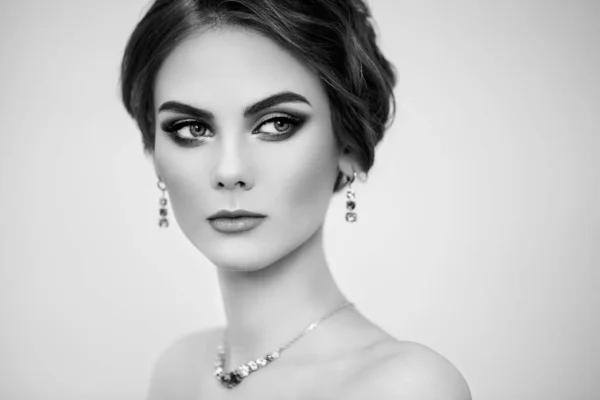 Portret Pięknej Kobiety Biżuterią Makijaż Kosmetyki Elegancka Fryzura Piękno Akcesoria — Zdjęcie stockowe