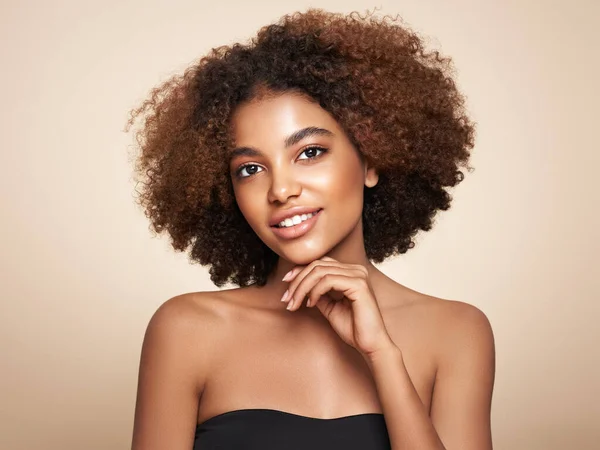 Retrato Belleza Una Chica Afroamericana Con Cabello Afro Hermosa Mujer — Foto de Stock