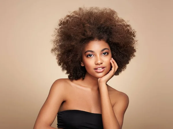 Retrato Belleza Una Chica Afroamericana Con Cabello Afro Hermosa Mujer — Foto de Stock