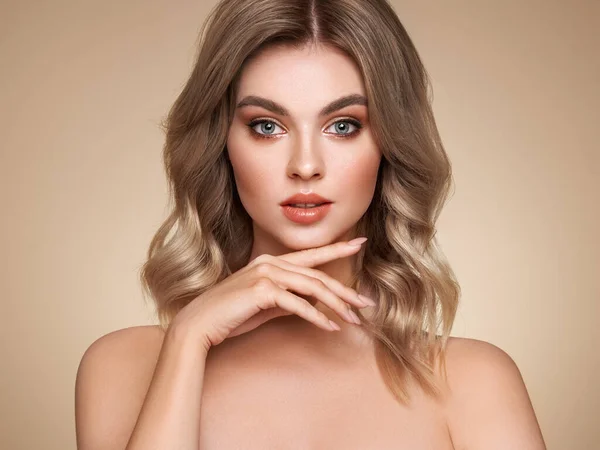 一个漂亮的年轻女子 有着闪亮的波浪般的金发 模型与健康的皮肤 紧密的肖像 化妆品 美容美发和温泉 — 图库照片