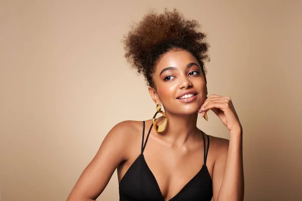 Retrato Belleza Una Chica Afroamericana Con Cabello Afro Hermosa Mujer — Foto de Stock