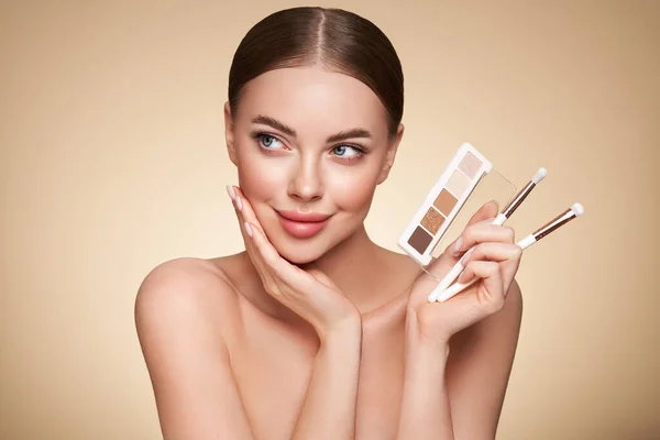 Mujer Belleza Con Sombra Ojos Paleta Maquillaje Modelo Con Una — Foto de Stock