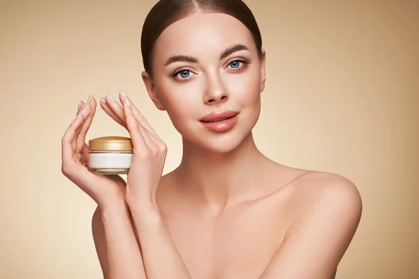 Beauté Femme Appliquant Crème Sur Son Visage Jeune Femme Peau — Photo