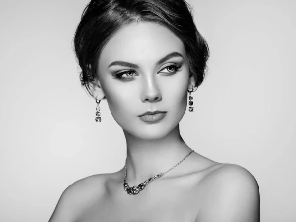 Retrato Mulher Bonita Com Jóias Moda Maquiagem Cosméticos Penteado Elegante — Fotografia de Stock