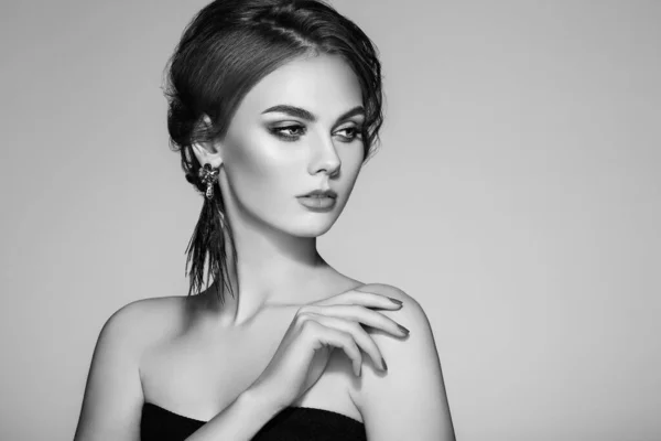 Portret Pięknej Kobiety Biżuterią Modelka Manicure Paznokciach Elegancka Fryzura Strzały — Zdjęcie stockowe