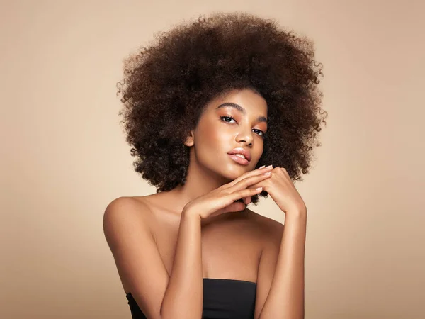 Retrato Belleza Una Chica Afroamericana Con Cabello Afro Hermosa Mujer — Foto de Stock