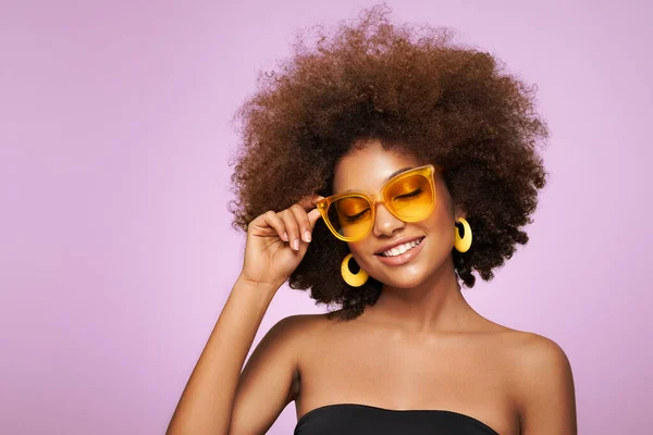선글라스를 아프리카 미국인 소녀의 아름다운 초상화 아름다운 화장품 화장품 — 스톡 사진