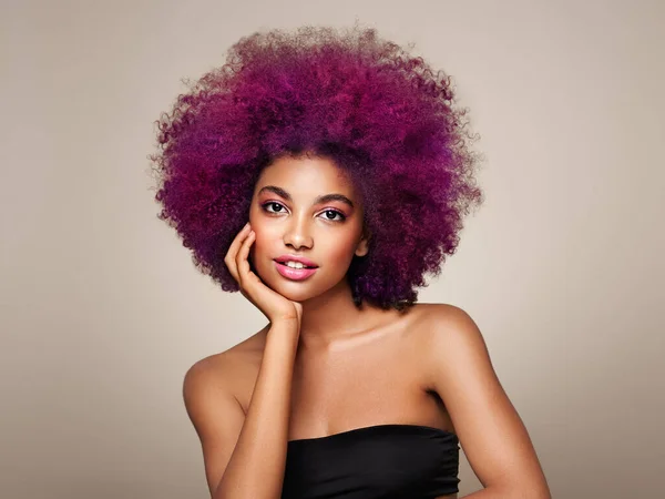 Retrato Belleza Chica Afroamericana Con Pelo Afro Teñido Colores Hermosa — Foto de Stock