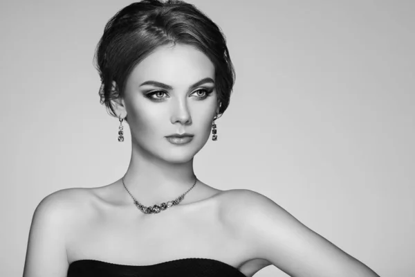 Retrato Mujer Hermosa Con Joyas Maquillaje Moda Cosméticos Peinado Elegante — Foto de Stock