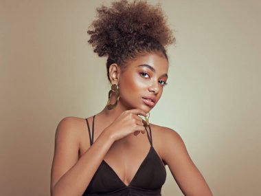 Afro saçlı Afrikalı Amerikalı bir kızın güzel portresi. Güzel siyah kadın. Kozmetik, makyaj ve moda