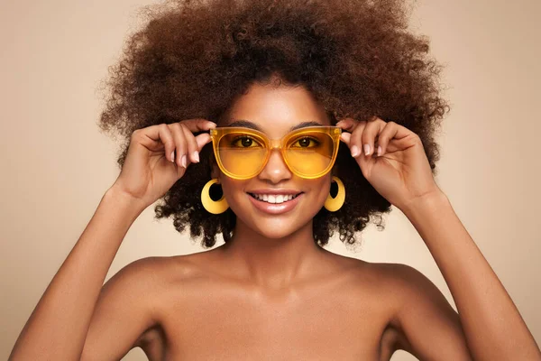 Retrato Belleza Chica Afroamericana Gafas Sol Colores Hermosa Mujer Negra — Foto de Stock