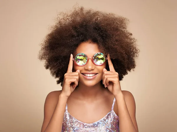 Retrato Belleza Chica Afroamericana Gafas Sol Holográficas Colores Hermosa Mujer — Foto de Stock