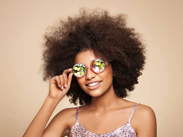 Retrato Belleza Chica Afroamericana Gafas Sol Holográficas Colores Hermosa Mujer — Foto de Stock