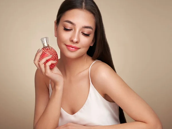 Jovem Mulher Bonita Com Uma Garrafa Perfume Modelo Com Pele — Fotografia de Stock