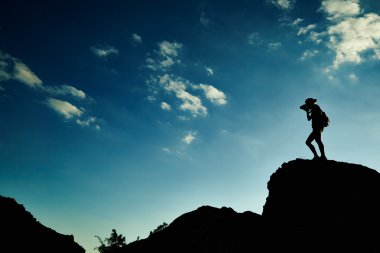 gün batımında kadın silueti Dağları