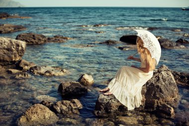 Sahilde güzel bir genç kadın. okyanus