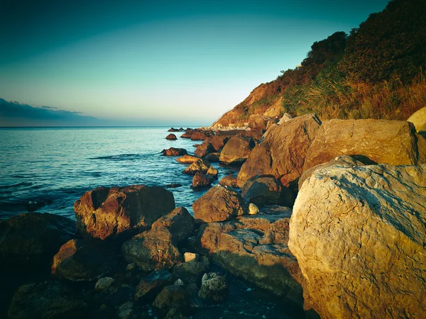 Hegyek és a tenger a sunset. a Krím-félszigeten fekvő — Stock Fotó