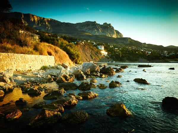 Berge und Meer bei Sonnenuntergang. Krim-Landschaft — Stockfoto