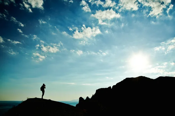 Silhouette homme au coucher du soleil dans les montagnes — Photo